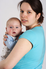 mama mit ihrem kind auf dem arm