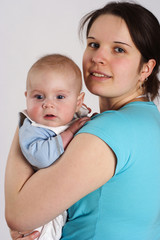 mama hält kind auf dem arm