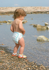 Enfant avec sa couche au bord de mer