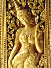 détail sculptures dorées entrée temple