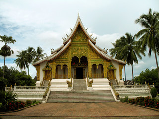 Fototapeta premium temple bouddhiste et cocotiers luang prabang