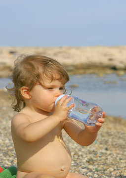 Enfant et son biberon