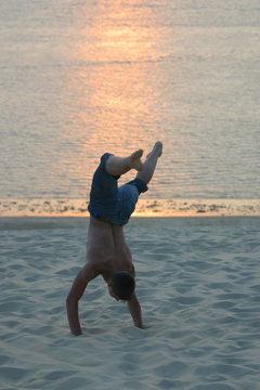 handstand auf der d&uuml;ne