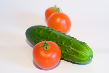 tomate gurke auf weiss ao_060823_2404.cr2