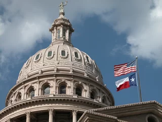 Poster Im Rahmen Texas-Kapitol mit Flaggen © Ricardo Garza