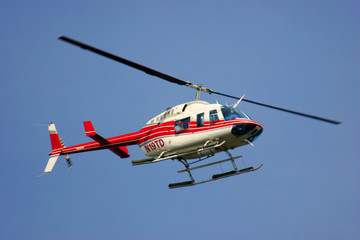 Fototapeta na wymiar helikopter latający na głębokie błękitne niebo