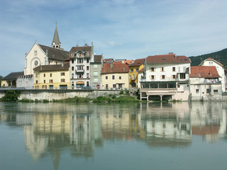 Fototapeta na wymiar Seyssel odbicia w Rhône