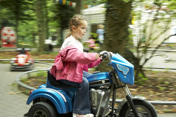 Fototapeta na wymiar junges mädchen auf dem motorrad