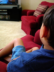 Obraz premium boy watching tv