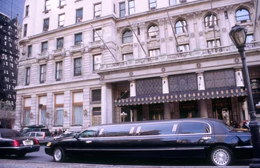 Selbstklebende Fototapete New York Limousine vor Plaza Hotel