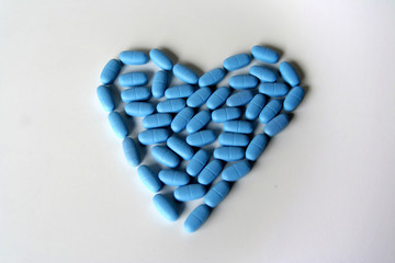 heart made with pills - obrazy, fototapety, plakaty