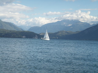 voilier lac de montagne