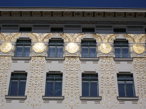 jugendstilfassade am wiener naschmarkt