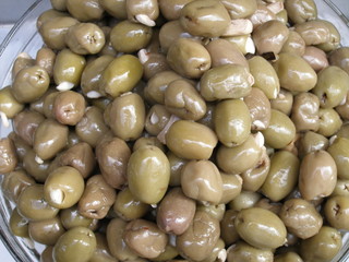 gefüllte oliven auf dem markt