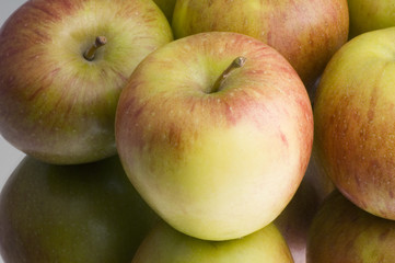 green and red apples