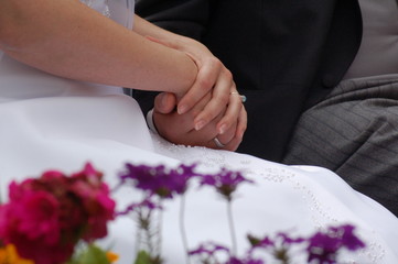 hochzeitpaar bei der kirchlichen trauuung
