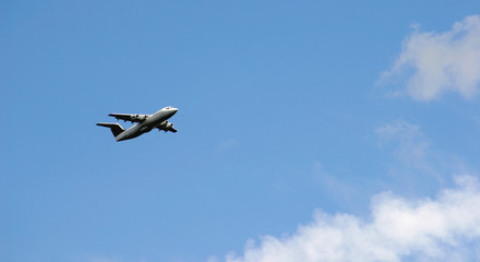 avion privé dans un ciel bleuté