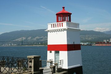 Fototapeta na wymiar lighthouse overlooking north vancouver
