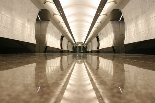 Fototapeta puste piętro stacji metra