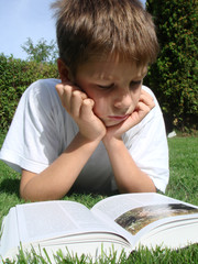 junge liest buch 6