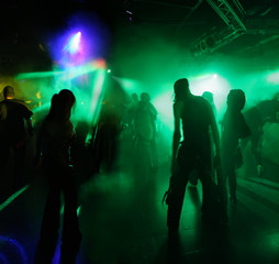 Fototapeta na wymiar Sylwetki ludzi tańczących