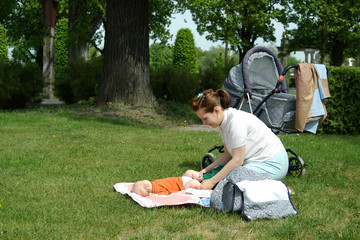 mutter im park beim windeln
