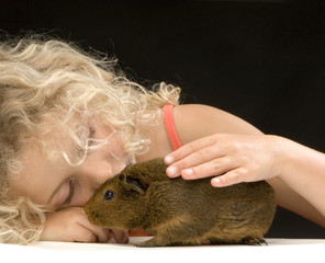 jeune fille caressant un cochon d'inde