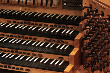 pipe organ keyboard