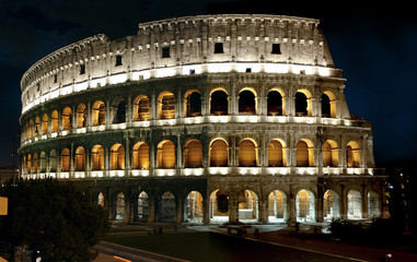 Naklejka premium roman colliseum at night