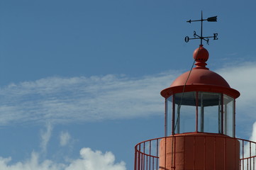un beau phare rouge avec sa belle girouette © Eric Péduzzi