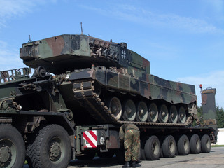 leopard 2 auf transporter