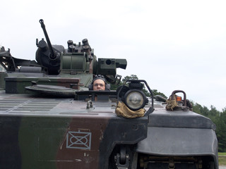Fototapeta na wymiar schützenpanzer mit fahrer