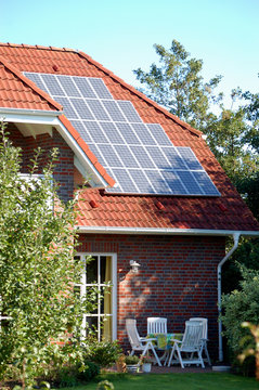 solarzellen an wohnhaus