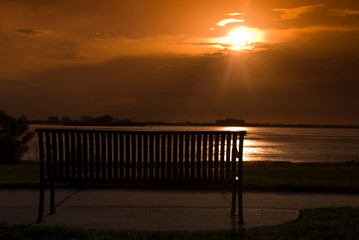 Fototapeta na wymiar ławki nad morzem o zachodzie słońca