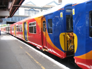 Fototapeta na wymiar długi czerwony pociąg