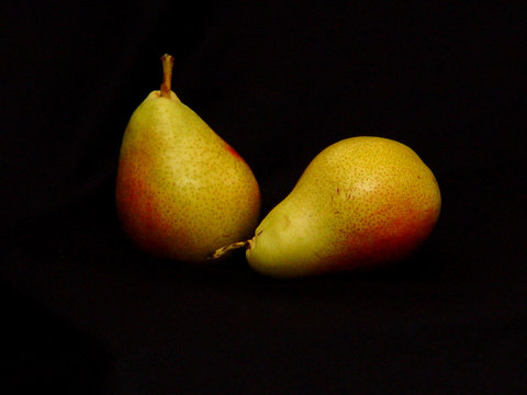 pears in black
