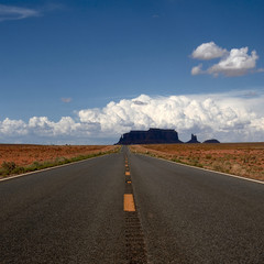 road with no end in monument valley national park