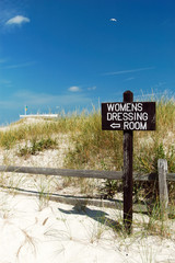 beach women's dressing room sign