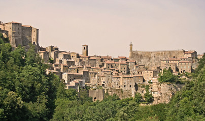 Fototapeta na wymiar italian hilltop town