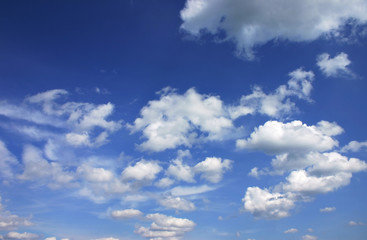 Naklejka na ściany i meble błękitne niebo z chmurami