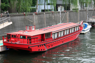 Fototapeta na wymiar czerwony drewnianych łodzi