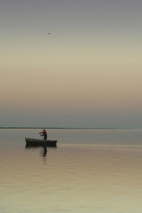 Fototapeta na wymiar Samotny statek na ciche wody. zachód słońca