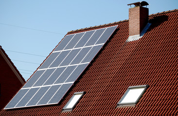 wohnhaus mit solarzellen