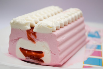 ice-cream strawberry cake