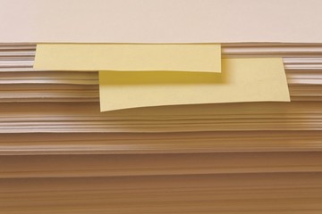 papier mit notizzetteln