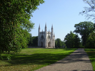 Fototapeta na wymiar gotycka kaplica w parku Peterhof