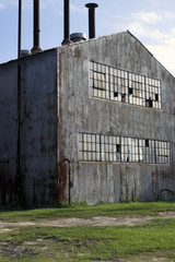 Fototapeta na wymiar opuszczony budynek fabryki i komin