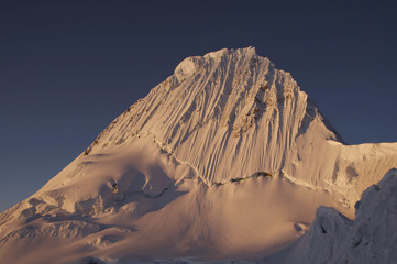 prachtige berg alpamayo