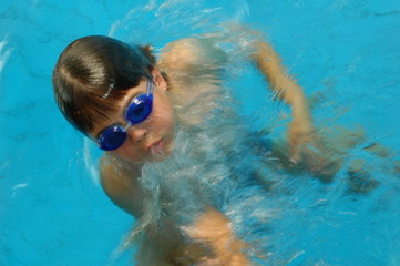 Obraz na płótnie Canvas boy swimming