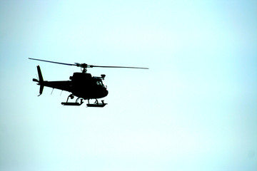 silhouette d'helicoptere